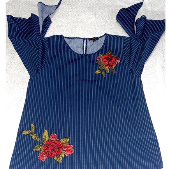 🌹Embroidered Red Roses Blouse🌹 - Picture 1 of 3